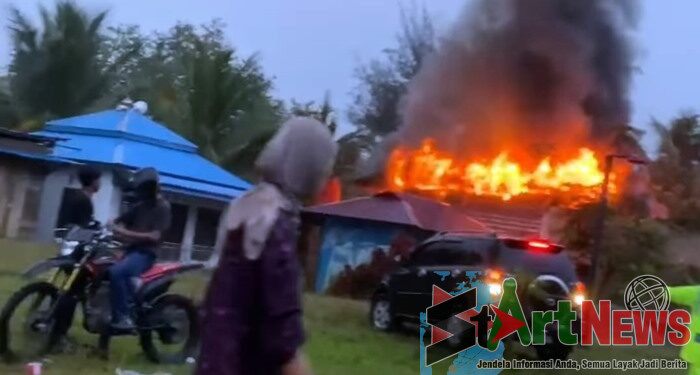 VIDEO: Warga Bakar Tiga Rumah yang Diduga Milik Bandar Narkoba di Tabuyung