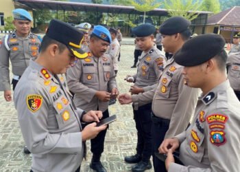 Cari Aplikasi Judi Online, Kapolres Tapteng Periksa Ponsel Seluruh Anggotanya