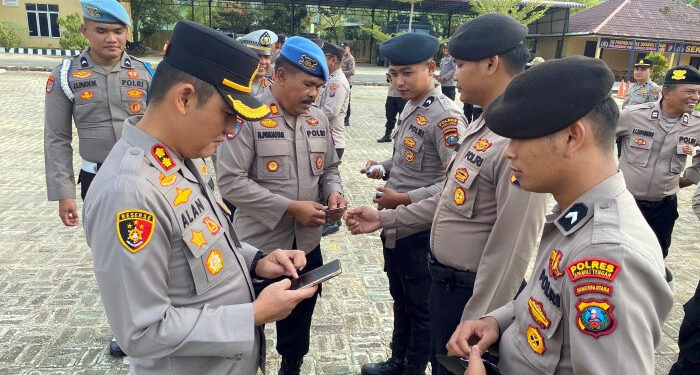 Cari Aplikasi Judi Online, Kapolres Tapteng Periksa Ponsel Seluruh Anggotanya