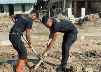 Gotong-royong di Tengah Lumpur, Brimob Hadir Pulihkan Harapan Warga Tukka
