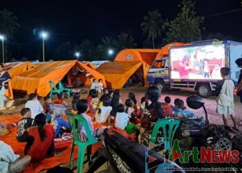 Layar Videotron Obati Trauma Pengungsi di Desa Kebun Pisang