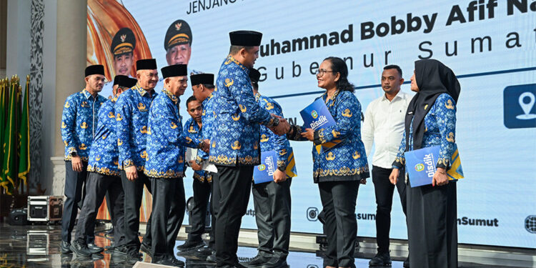 Serahkan SK 248 Kepala Sekolah, Gubsu Targetkan Sekolah Negeri Gratis Mulai 2027