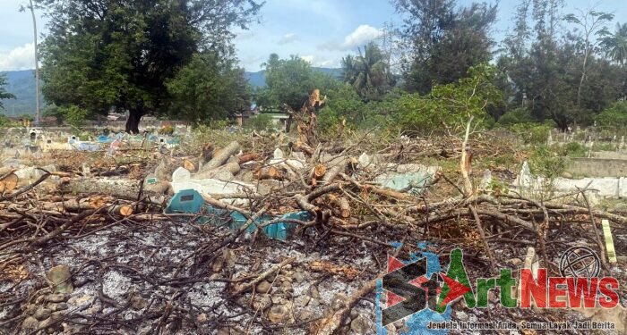 Warga Mengeluh, Puluhan Makam di Panyabungan II Rusak Ditimpa Pohon Tumbang