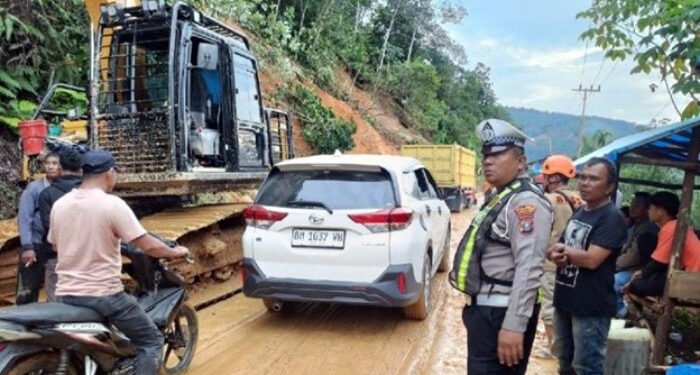Akses Jalan Sibuhuan-Sosopan Kembali Normal Pasca Longsor di Siraisan