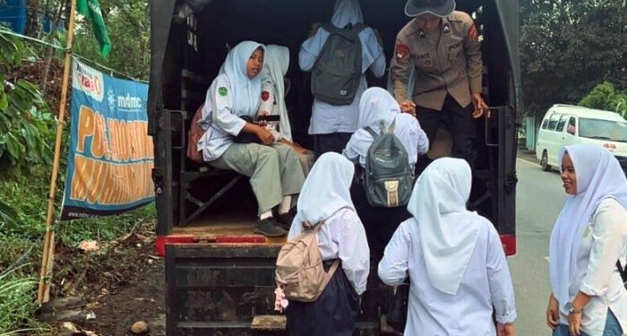 Bakti Brimob di Garoga, Menembus Jalur Bencana Demi Senyum Anak Sekolah