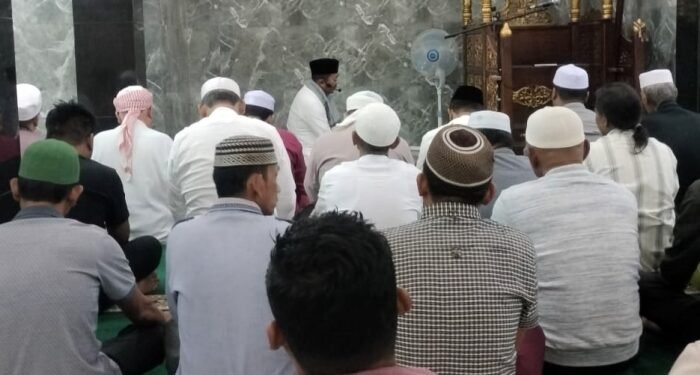 Bupati Madina Jadi Imam Salat Subuh Berjamaah di Masjid Ismailliyah Lumban Pasir