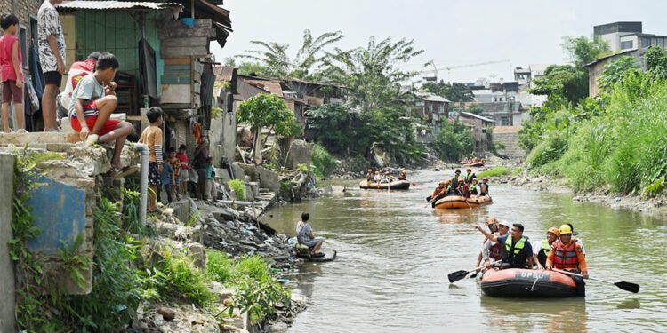 Bobby Nasution Pimpin Aksi Bersih Sungai Deli di HUT ke-18 Gerindra