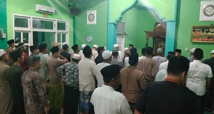 Malam Pertama Ramadan, Ratusan Jamaah Padati Masjid Madinatul Mukhlisin Komplek Cemara