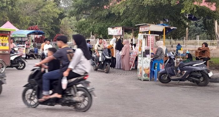 Menanti Magrib Sambil Ngabuburit di Masjid Agung Nur Ala Nur