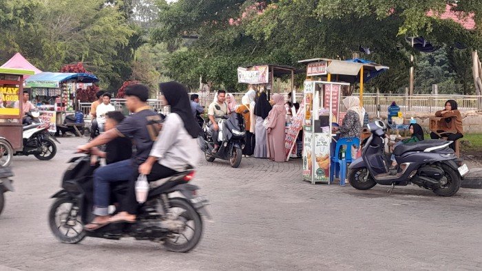 Menanti Magrib Sambil Ngabuburit di Masjid Agung Nur Ala Nur