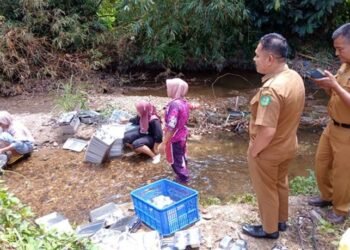SPPG di Bukitmalintang Cuci Peralatan Makan di Air Sungai
