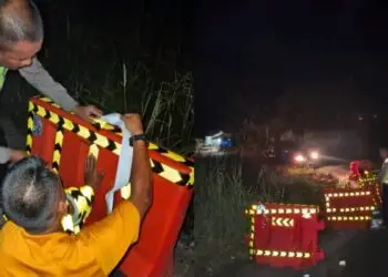 Polres Padangsidimpuan Pasang Stiker Reflektif di Jalur Maut Simirik