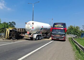 Ban Pecah di Tol Jakarta-Merak, Truk Padi Terguling, Sopir Patah Tulang
