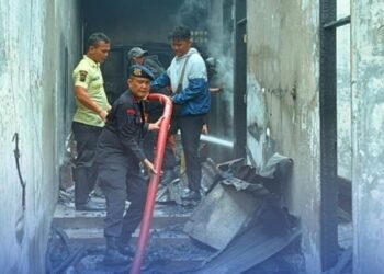 Brimob Polda Sumut Bantu Padamkan Kebakaran di Pematangsiantar