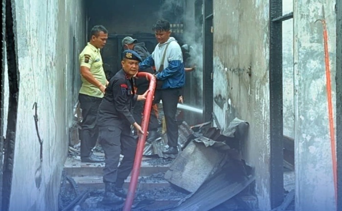 Brimob Polda Sumut Bantu Padamkan Kebakaran di Pematangsiantar