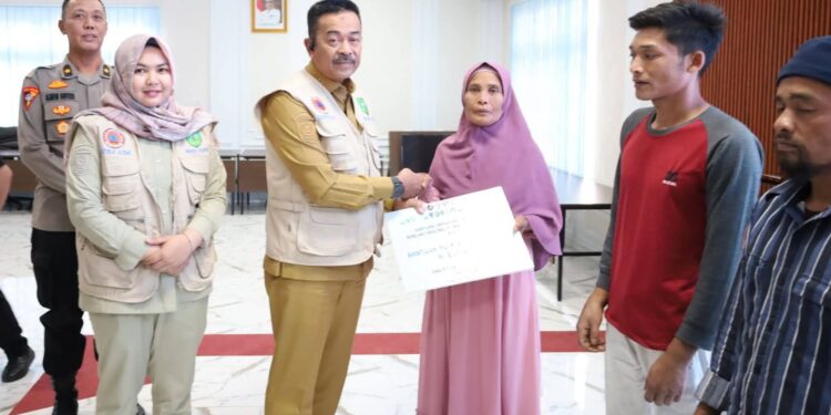 Bupati Madina Salurkan Bantuan Rumah Terdampak Bencana Tahap II