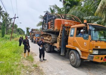 Penampakan Brimob Bersenjata Kawal Evakuasi Ekskavator Tambang Emas Ilegal Tapsel-Madina