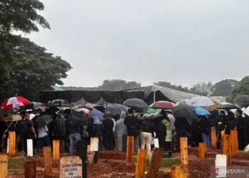 Isak Tangis dan Guyuran Hujan Iringi Pemakaman Vidi Aldiano di Tanah Kusir
