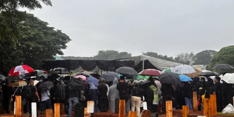 Isak Tangis dan Guyuran Hujan Iringi Pemakaman Vidi Aldiano di Tanah Kusir