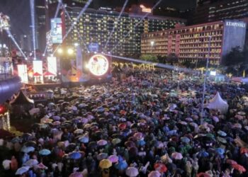 Malam Takbiran di Bundaran HI Tetap Meriah Meski Diguyur Hujan