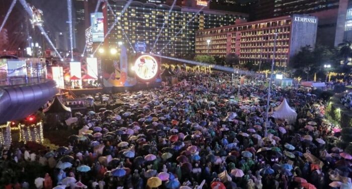 Malam Takbiran di Bundaran HI Tetap Meriah Meski Diguyur Hujan