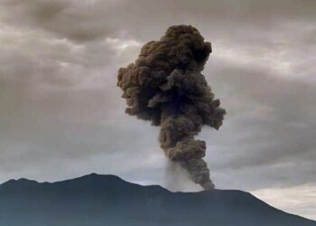 Pagi Tadi Gunung Marapi Sumbar Erupsi Dua Kali, Masyarakat Dilarang Mendekat