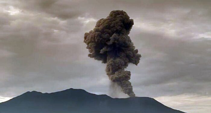 Pagi Tadi Gunung Marapi Sumbar Erupsi Dua Kali, Masyarakat Dilarang Mendekat