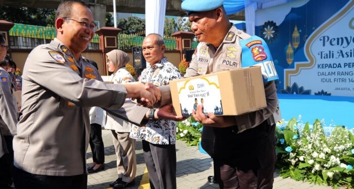 Kapolri Bagi-bagi Paket Sembako untuk Personel Mabes Polri