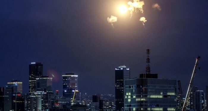 Iran Serang UEA, Bandara Dubai Rusak dan Burj Al Arab Terbakar