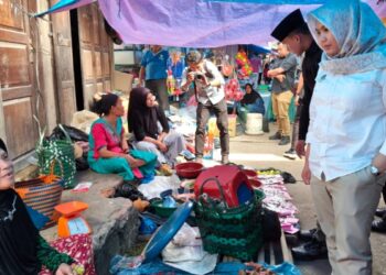 Blusukan di Pasar Laru, Cara Wabup Atika Azmi Menjaga Daya Beli Warga