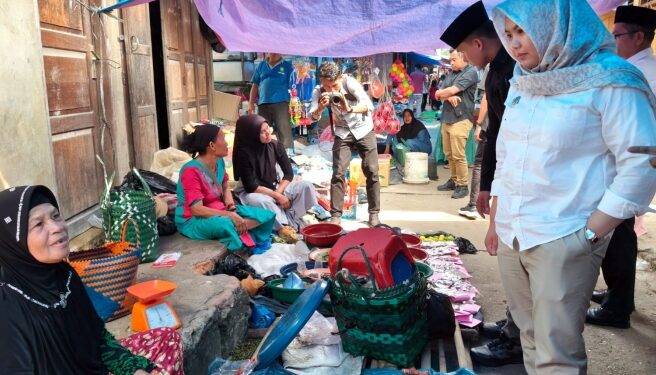 Blusukan di Pasar Laru, Cara Wabup Atika Azmi Menjaga Daya Beli Warga