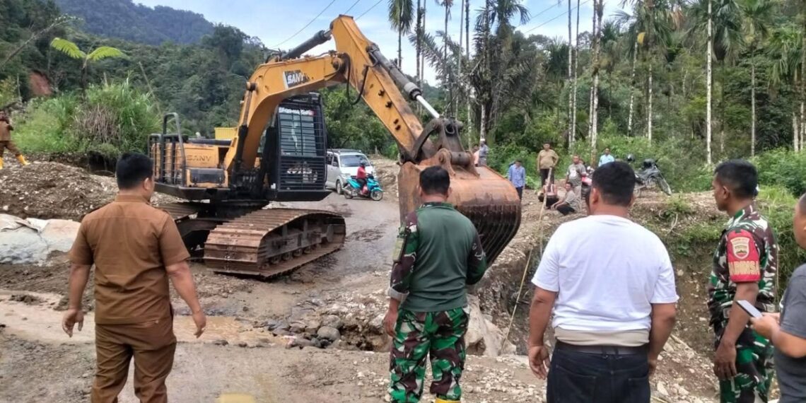 Pemkab Madina Perbaiki Darurat Jalan Provinsi di Bulusoma-Sopotinjak Demi Kelancaran Arus Transportasi