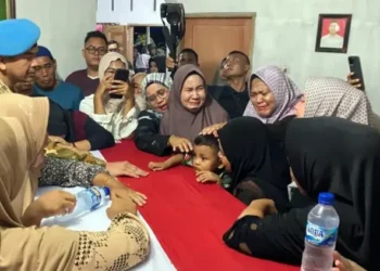 Isak Tangis Warnai Kedatangan Jenazah Prajurit Satgas UNIFIL Kopda Rico Pramudia