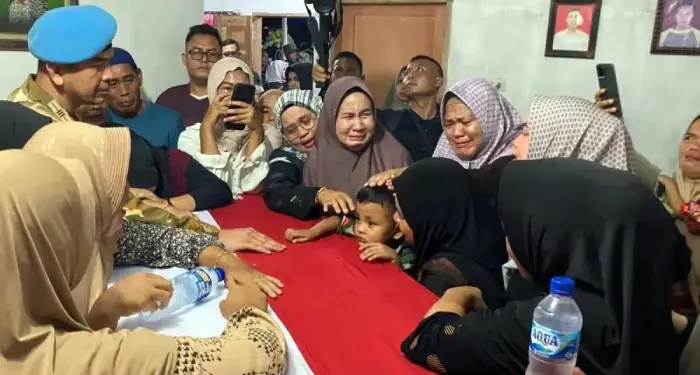 Isak Tangis Warnai Kedatangan Jenazah Prajurit Satgas UNIFIL Kopda Rico Pramudia