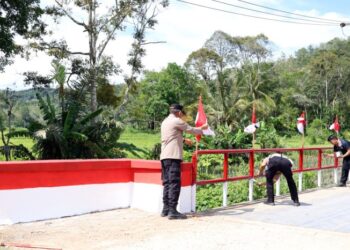 Kapolres Tapsel Pimpin Perbaikan Jembatan di Desa Pargarutan Jae