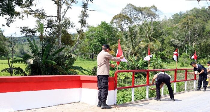 Kapolres Tapsel Pimpin Perbaikan Jembatan di Desa Pargarutan Jae