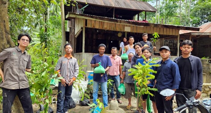 Kombur Group dan HM Madina Jakarta Tanam 132 Pohon di Bantaran Sungai Batang Angkola