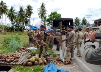 Satpol PP Madina Bongkar Lapak Kuliner UMKM Aek 8 Panyabungan