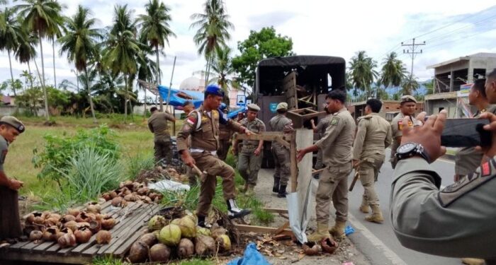 Satpol PP Madina Bongkar Lapak Kuliner UMKM Aek 8 Panyabungan