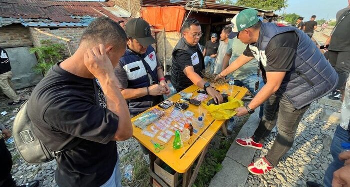 Polisi Runtuhkan Markas Narkoba di Bantaran Rel Tembung, Empat Pengedar Ditangkap