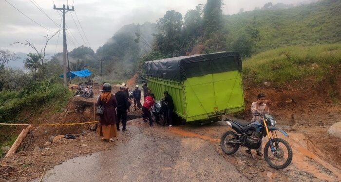 Protes Jalan Rusak di Pantai Barat Viral, Netizen Pertanyakan Aliran Pajak