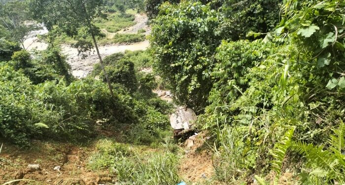 Sopir Ngantuk, Truk Pengangkut CPO Terjun ke Jurang di Batangnatal