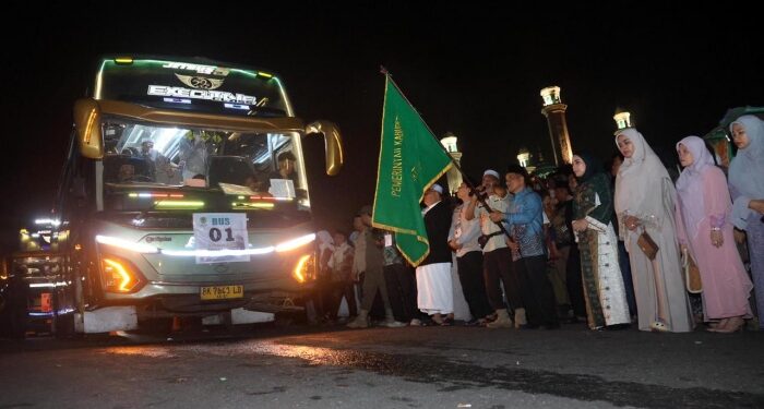 Tangis Haru Warnai Keberangkatan 130 Jamaah Calon Haji Tapsel Menuju Tanah Suci