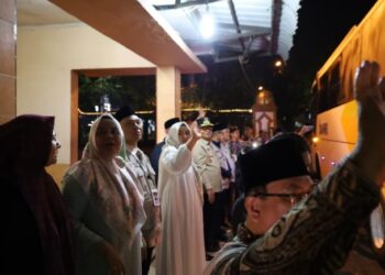 Wabup Atika Lepas Keberangkatan JCH Kloter 6, Pasutri Asal Madina Ditunda Berangkat