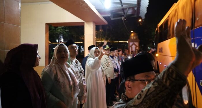 Wabup Atika Lepas Keberangkatan JCH Kloter 6, Pasutri Asal Madina Ditunda Berangkat