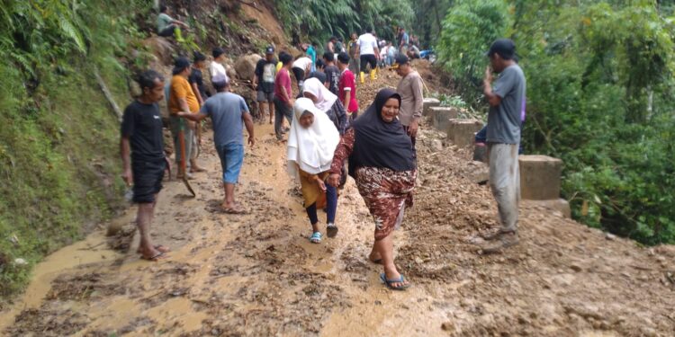 Jalan Menuju Desa Ampung Julu Tertimbun Material Longsor