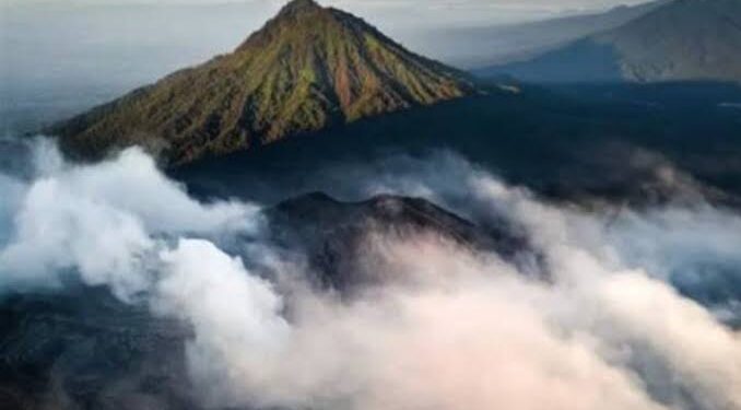 Gunung Sorik Marapi Waspada, Dilarang Beraktivitas di Radius 1,5 Kilometer