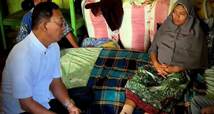Bupati Tapsel Jenguk Ibu Hamil yang Ditandu 25 Km hingga Kehilangan Bayinya