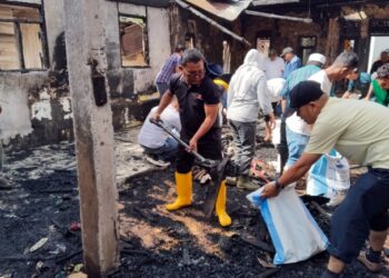 Gotong-royong Bersihkan Puing Rumah Kebakaran di Desa Padang Sanggar