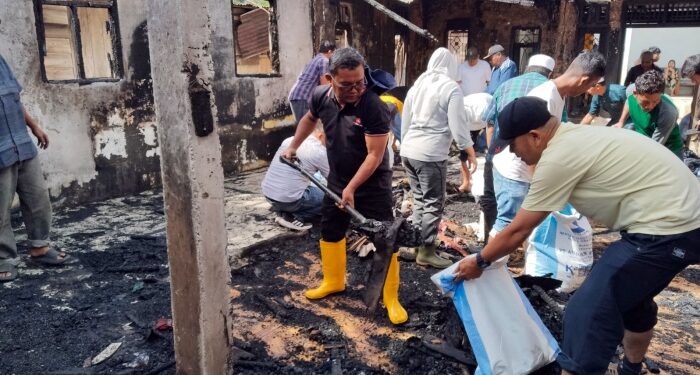 Gotong-royong Bersihkan Puing Rumah Kebakaran di Desa Padang Sanggar